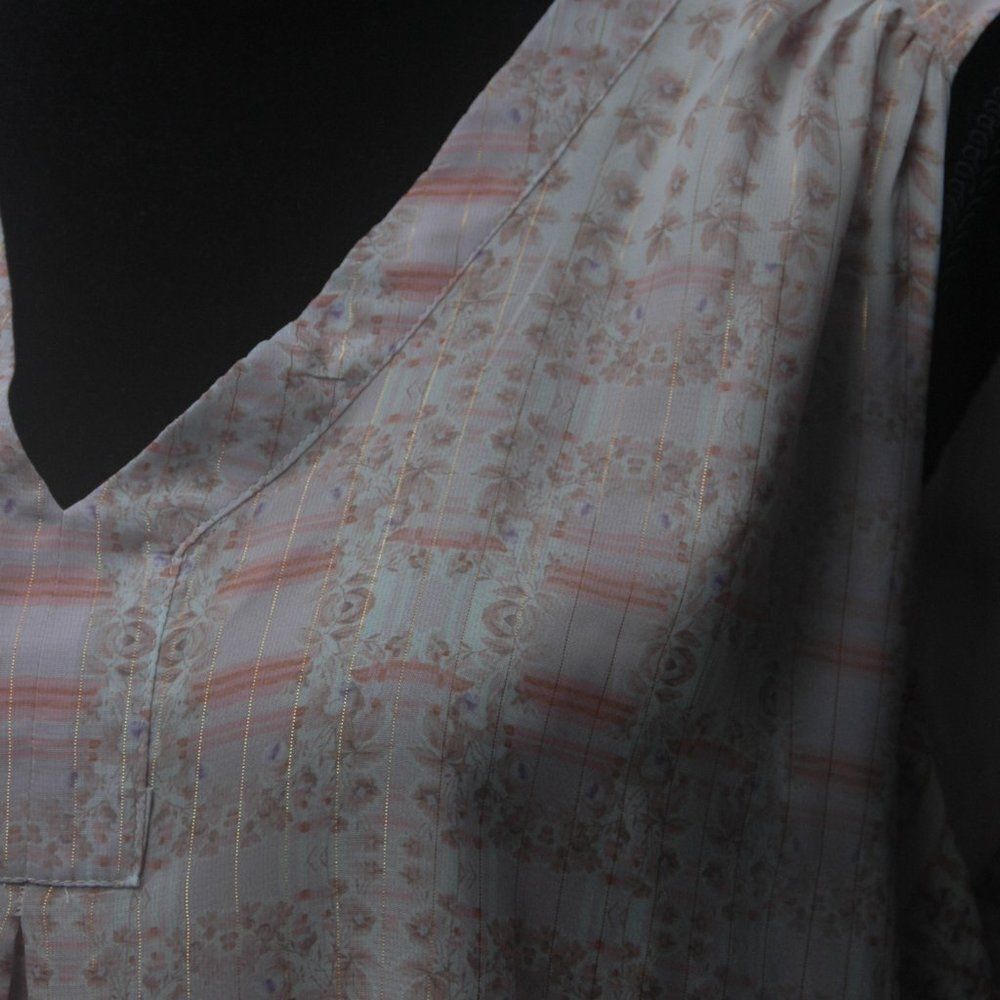 Tabitha Webb L Gold Accent Floral Print V-Neck NEW - Picture 3 of 6